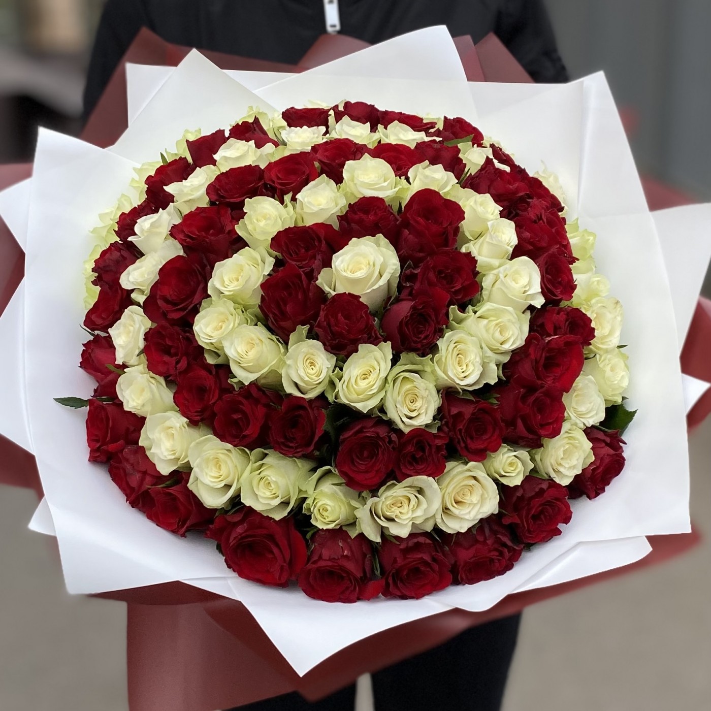 101 красная и белая роза 40 см