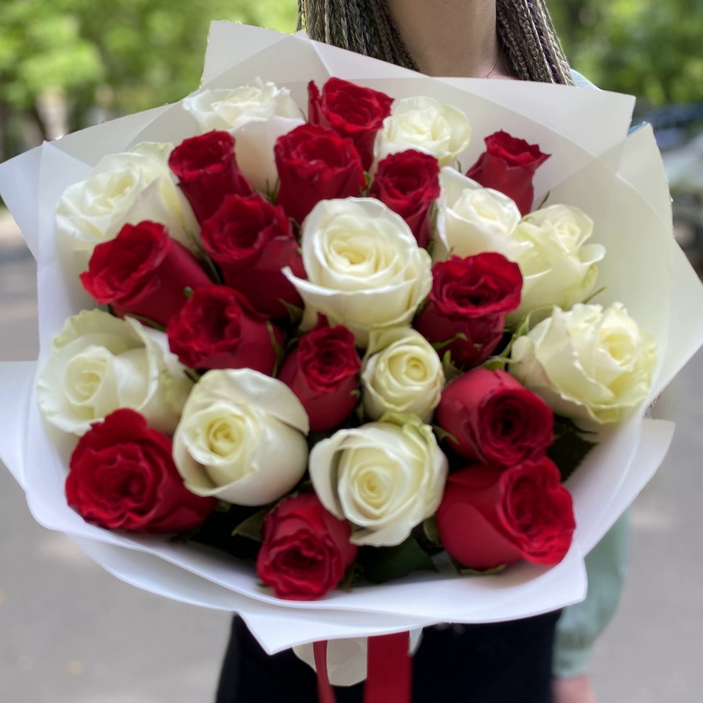25 красно-белых роз 40 см